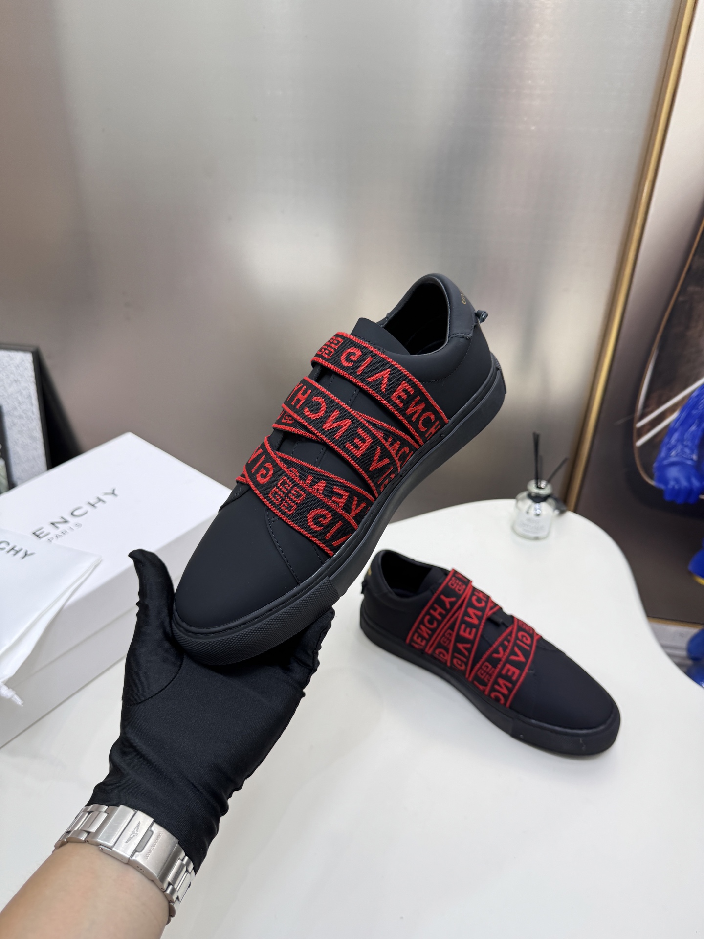 G  Thick-soled strap white sneakers.