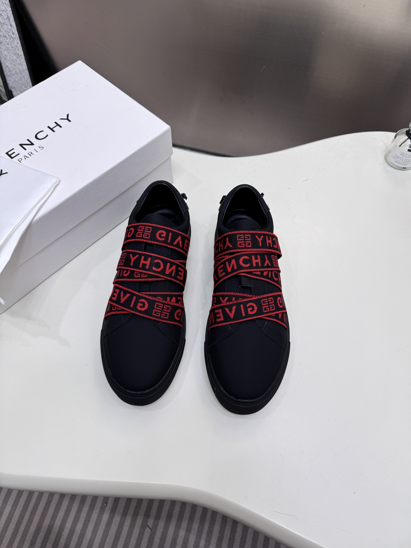 G  Thick-soled strap white sneakers.