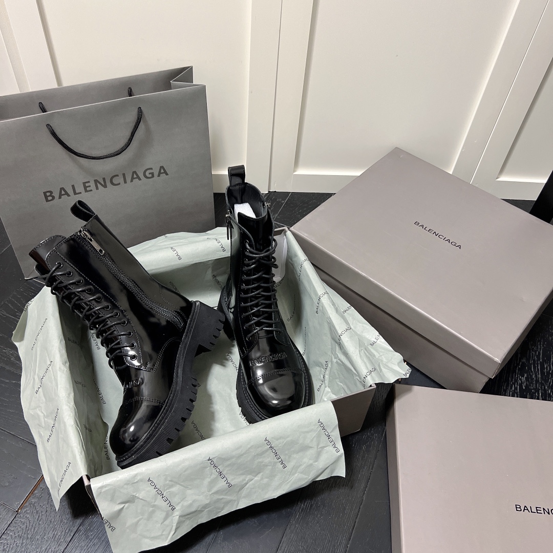 B Thick-soled lace-up martin boots.