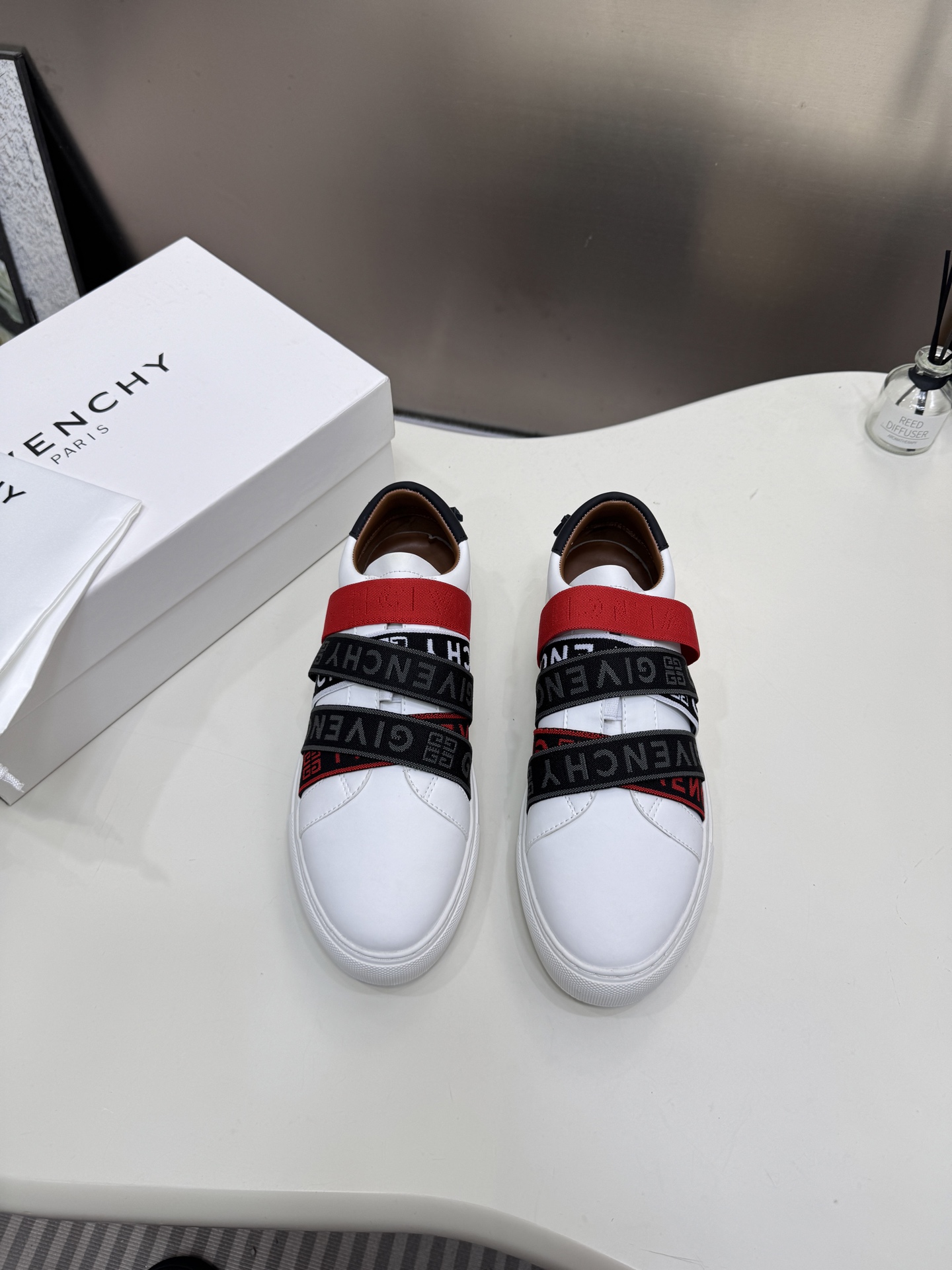 G  Thick-soled strap white sneakers.