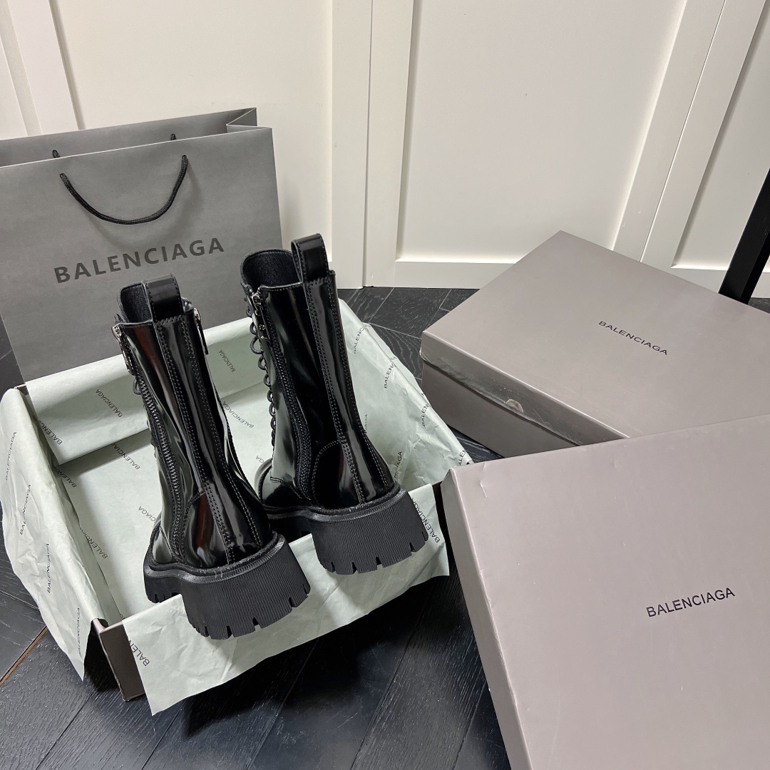 B Thick-soled lace-up martin boots.