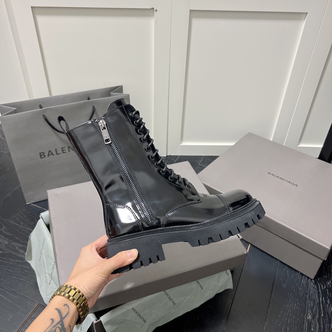 B Thick-soled lace-up martin boots.