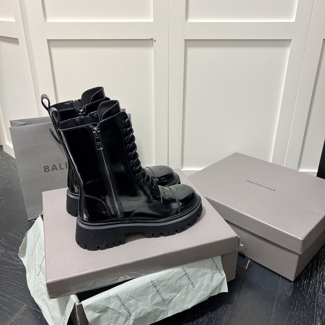 B Thick-soled lace-up martin boots.