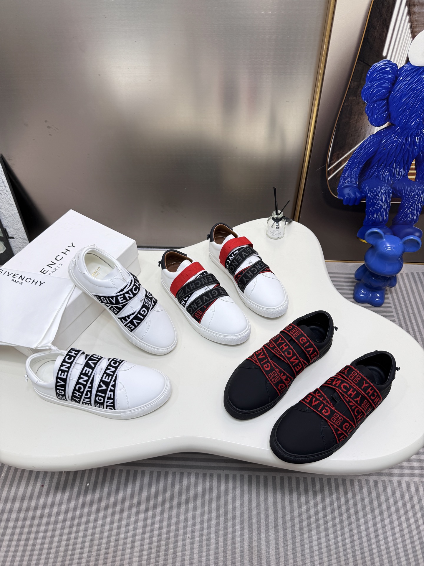 G  Thick-soled strap white sneakers.