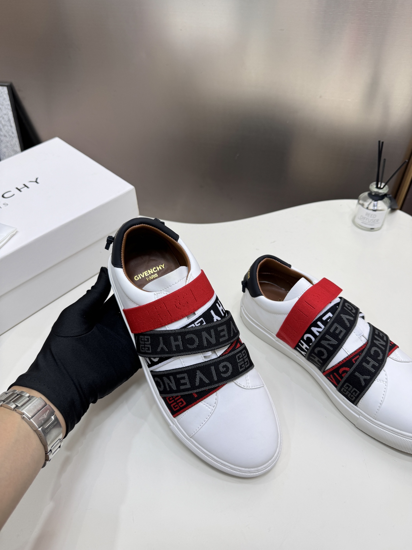 G  Thick-soled strap white sneakers.