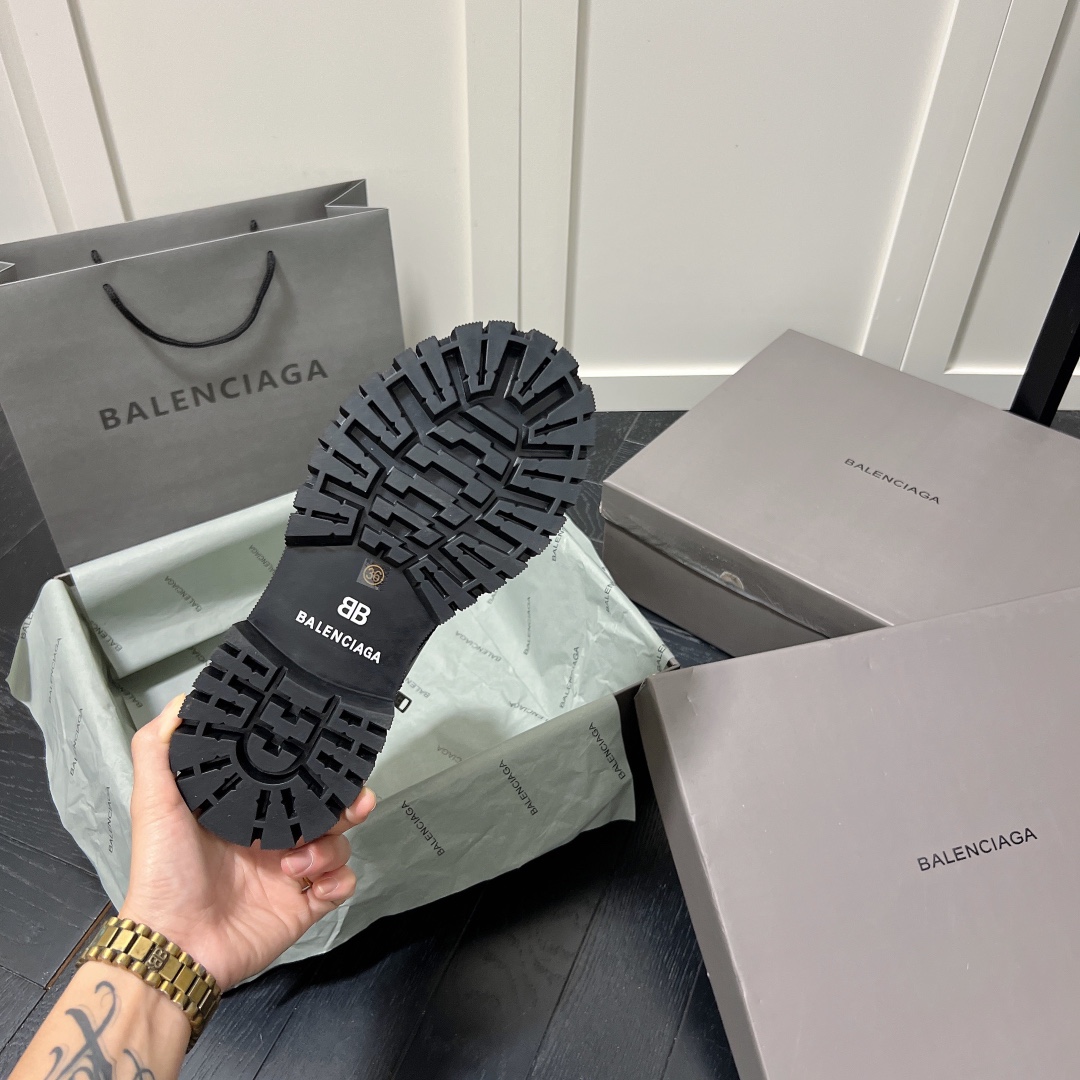 B Thick-soled lace-up martin boots.