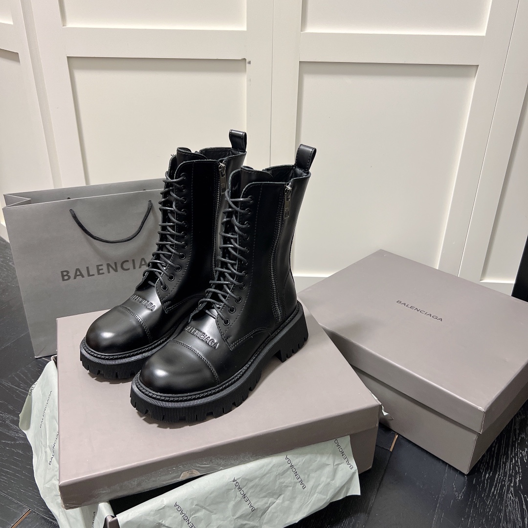 B Thick-soled lace-up martin boots.