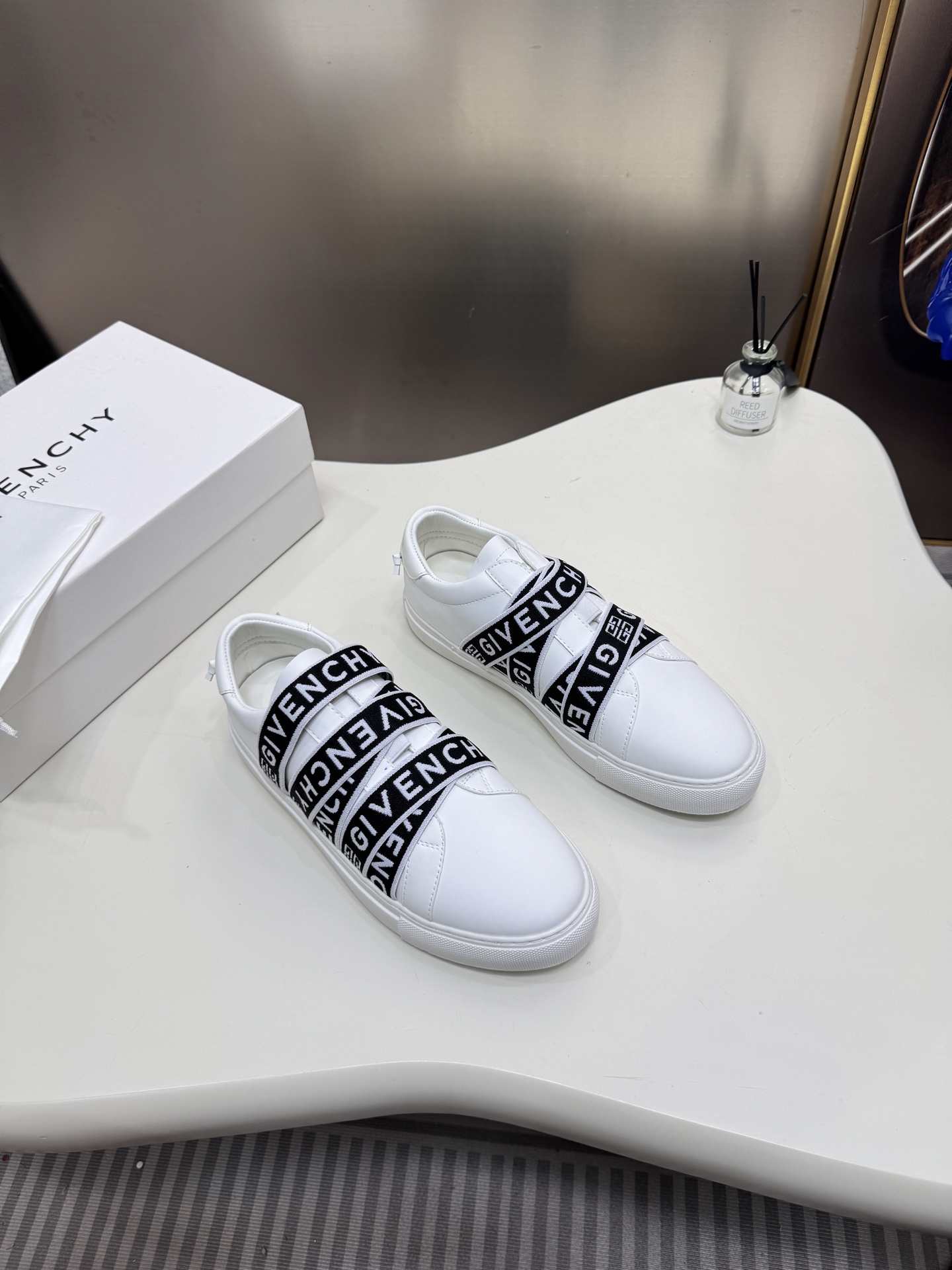 G  Thick-soled strap white sneakers.