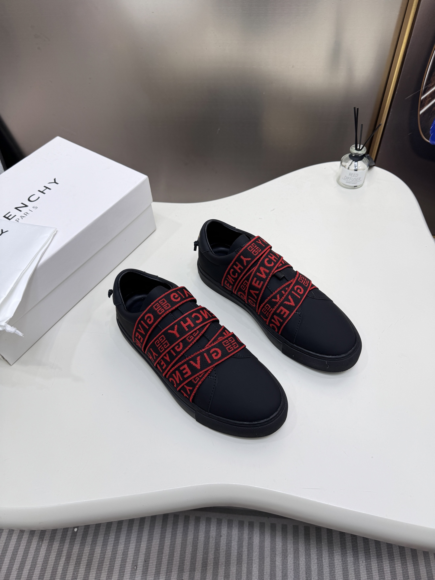 G  Thick-soled strap white sneakers.