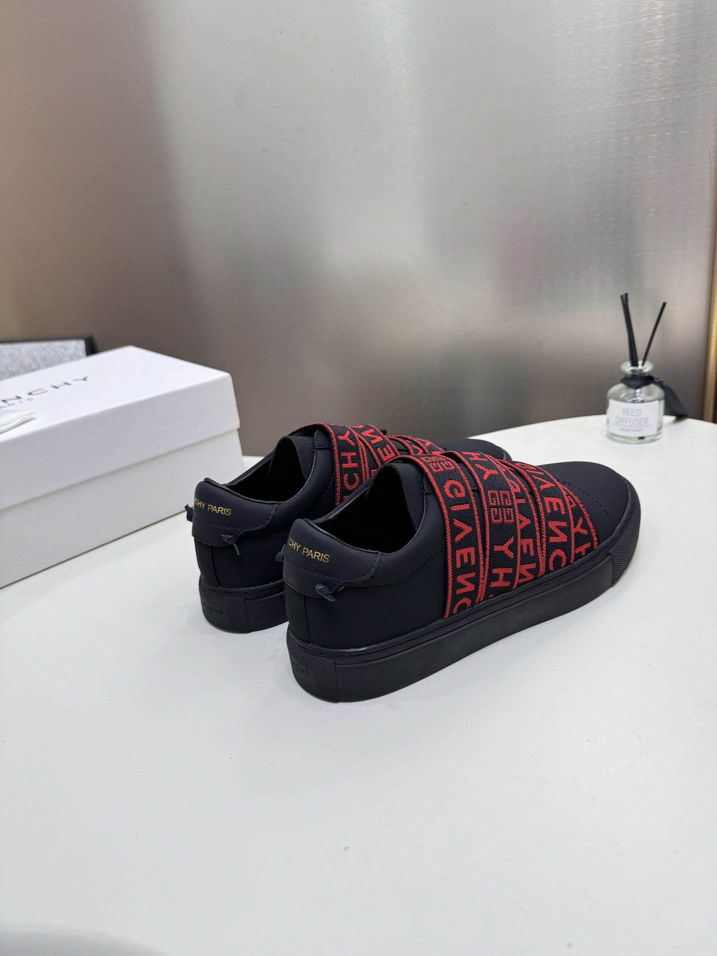 G  Thick-soled strap white sneakers.