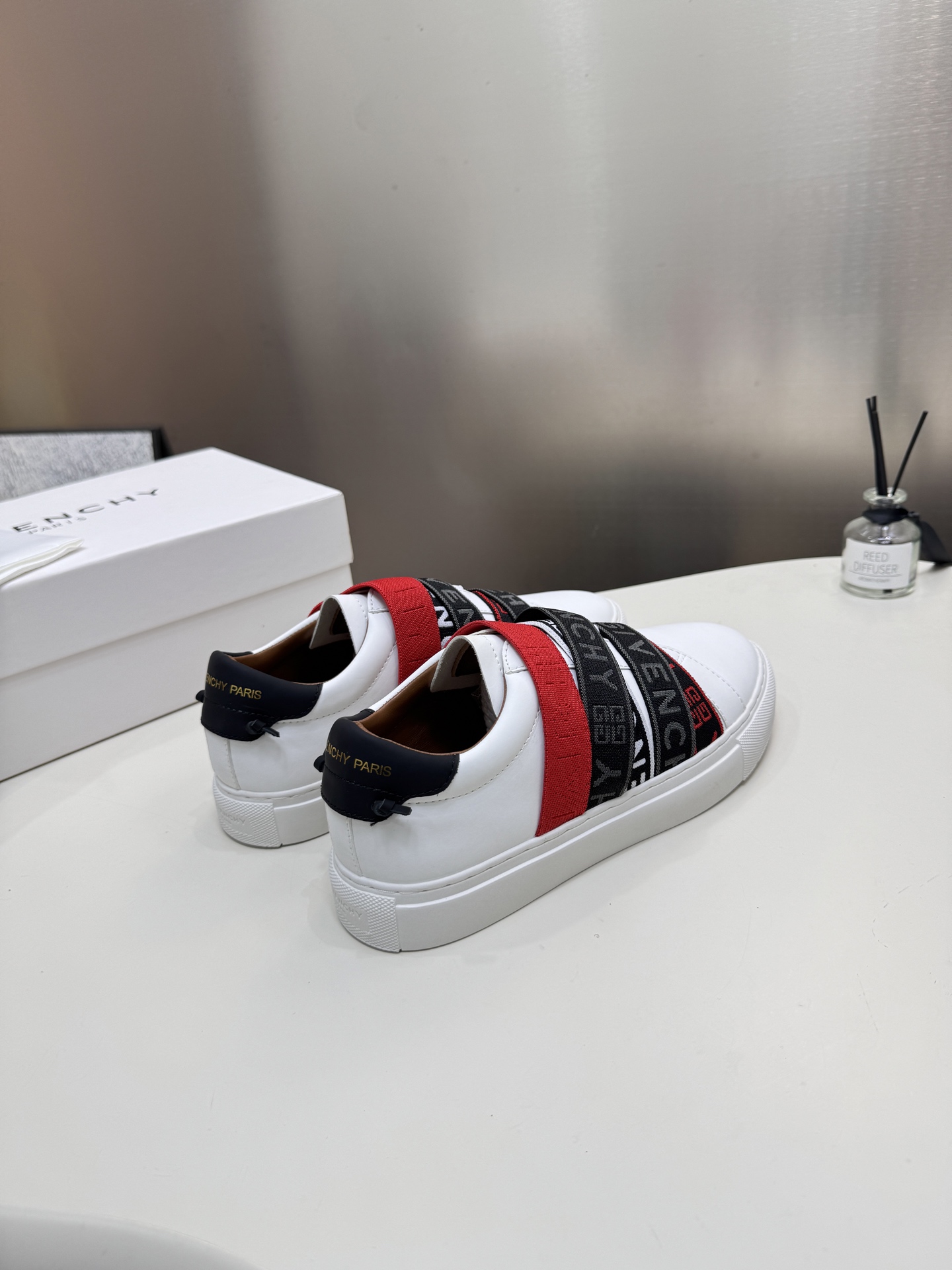 G  Thick-soled strap white sneakers.