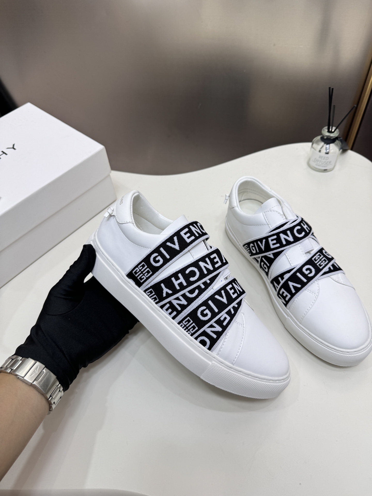 G  Thick-soled strap white sneakers.