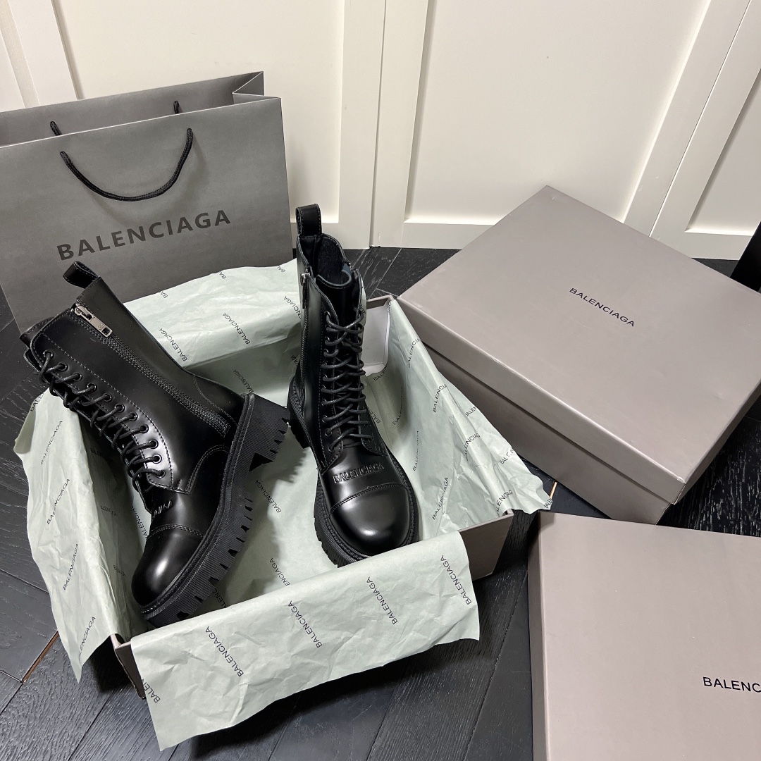 B Thick-soled lace-up martin boots.