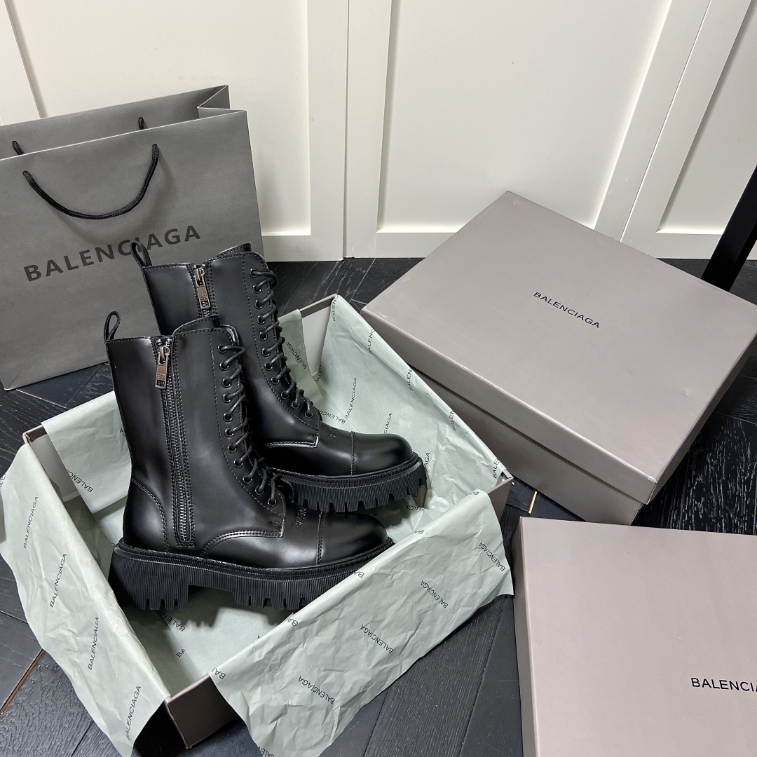 B Thick-soled lace-up martin boots.