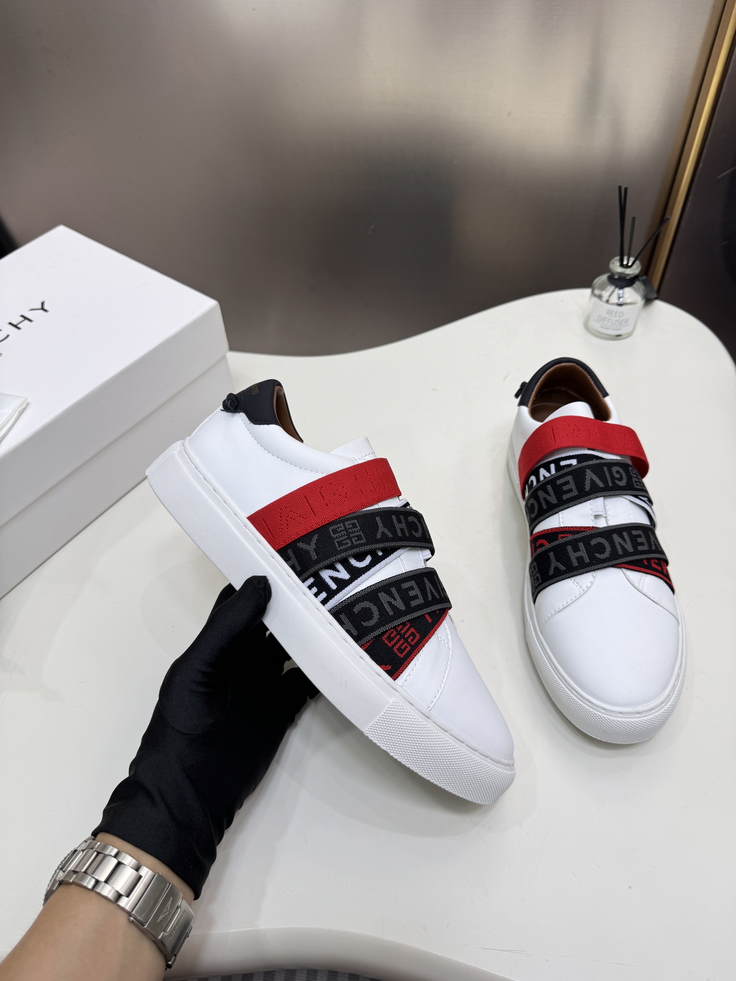 G  Thick-soled strap white sneakers.