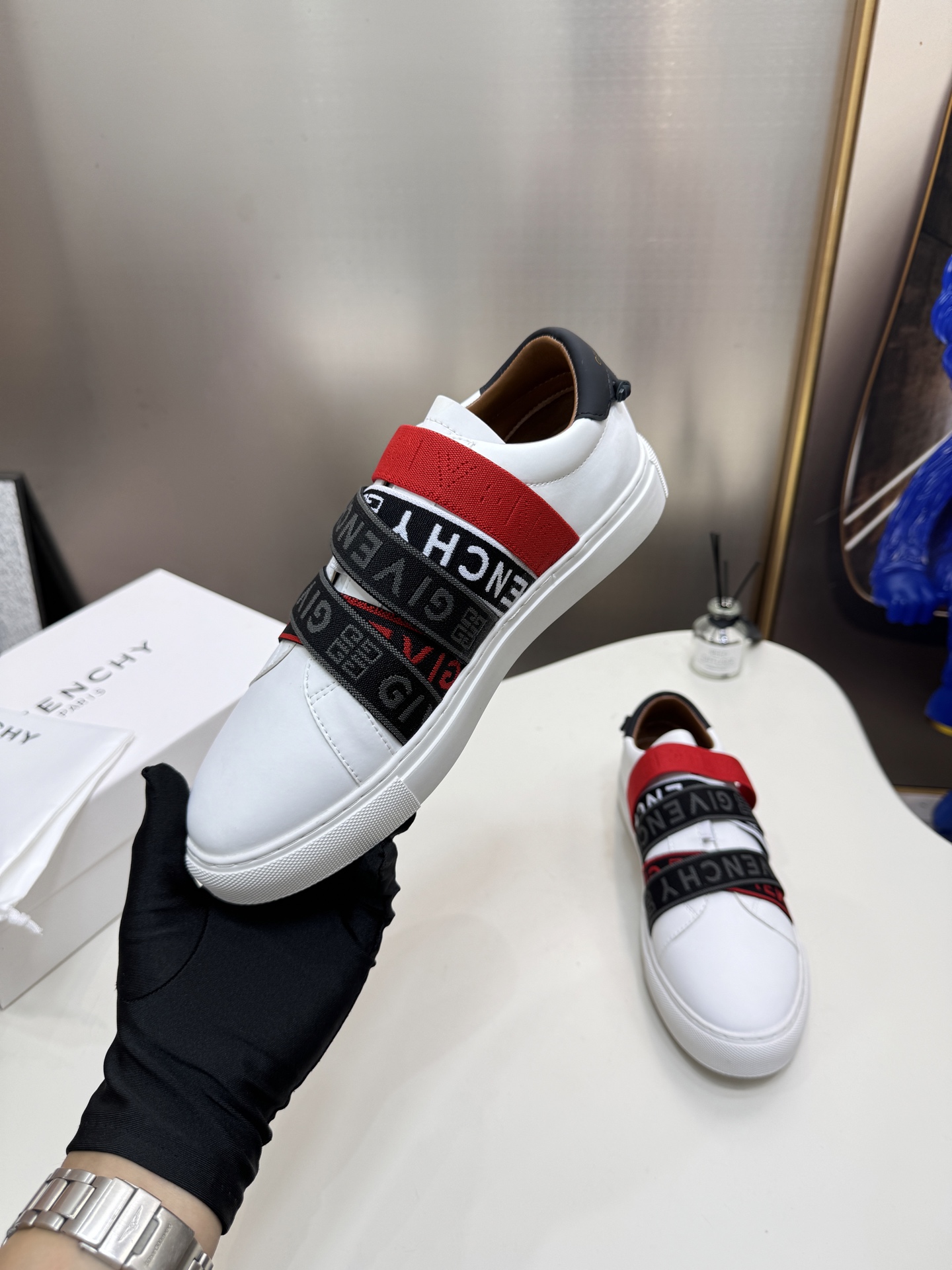 G  Thick-soled strap white sneakers.