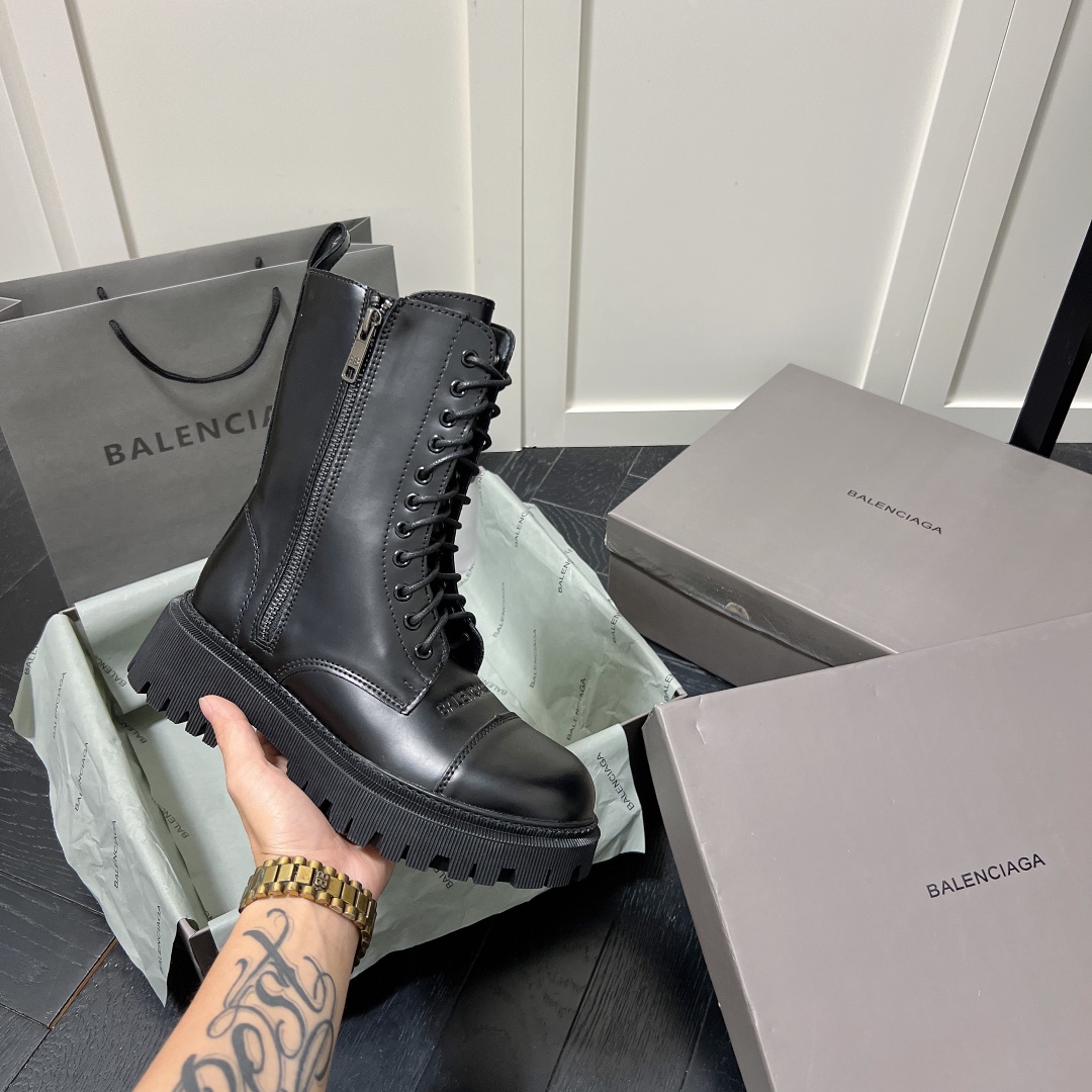 B Thick-soled lace-up martin boots.