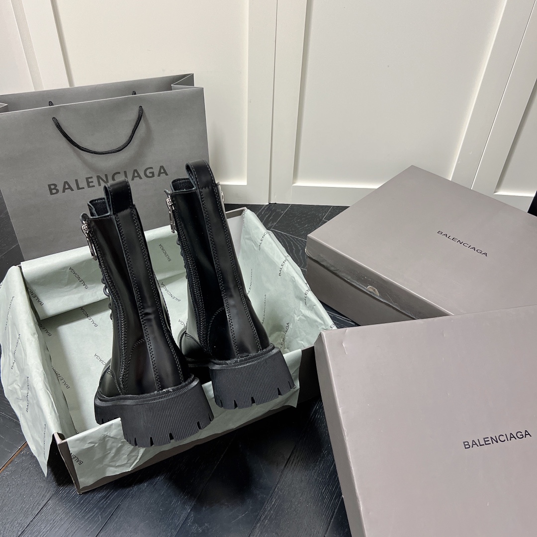 B Thick-soled lace-up martin boots.