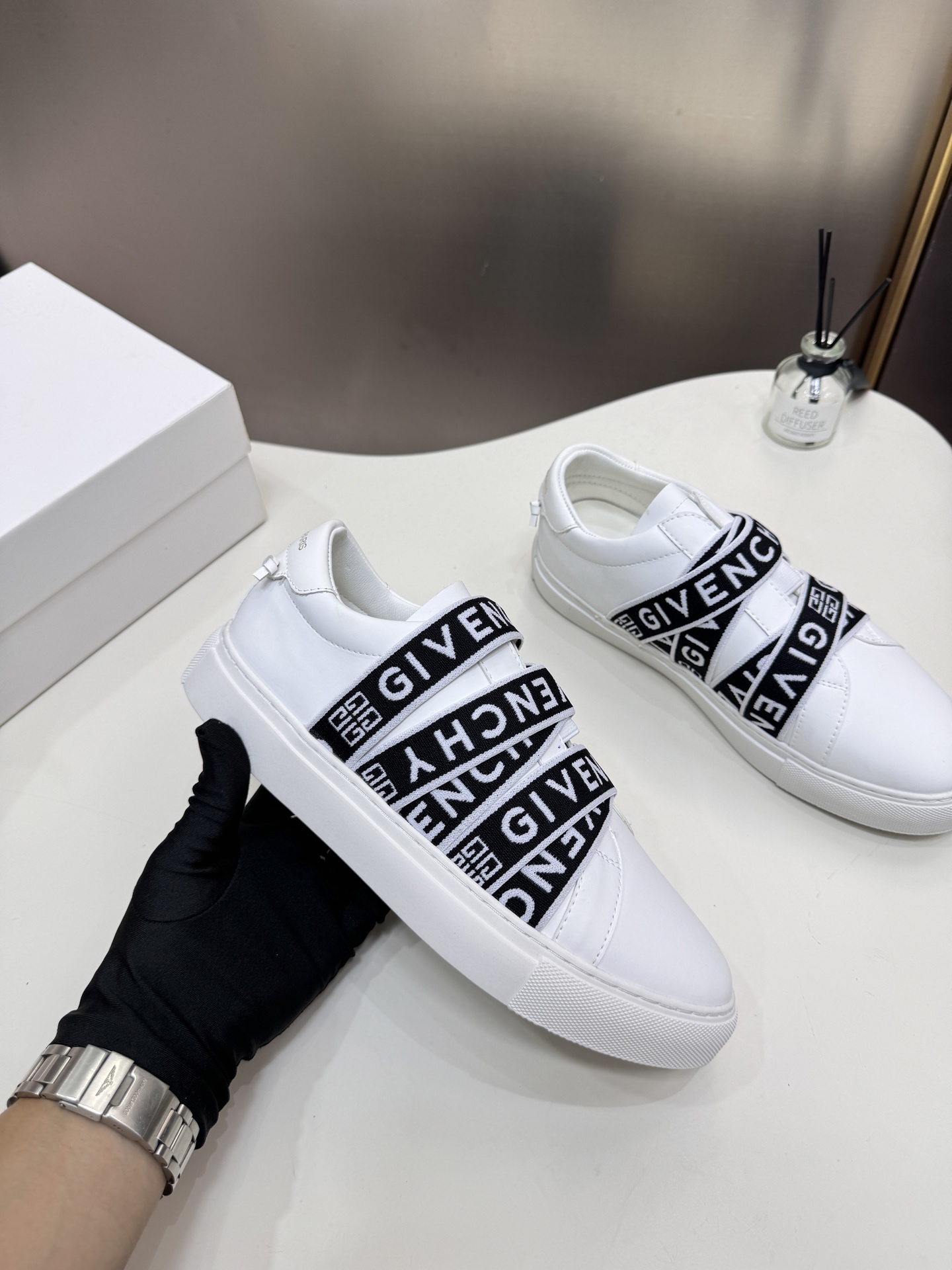 G  Thick-soled strap white sneakers.