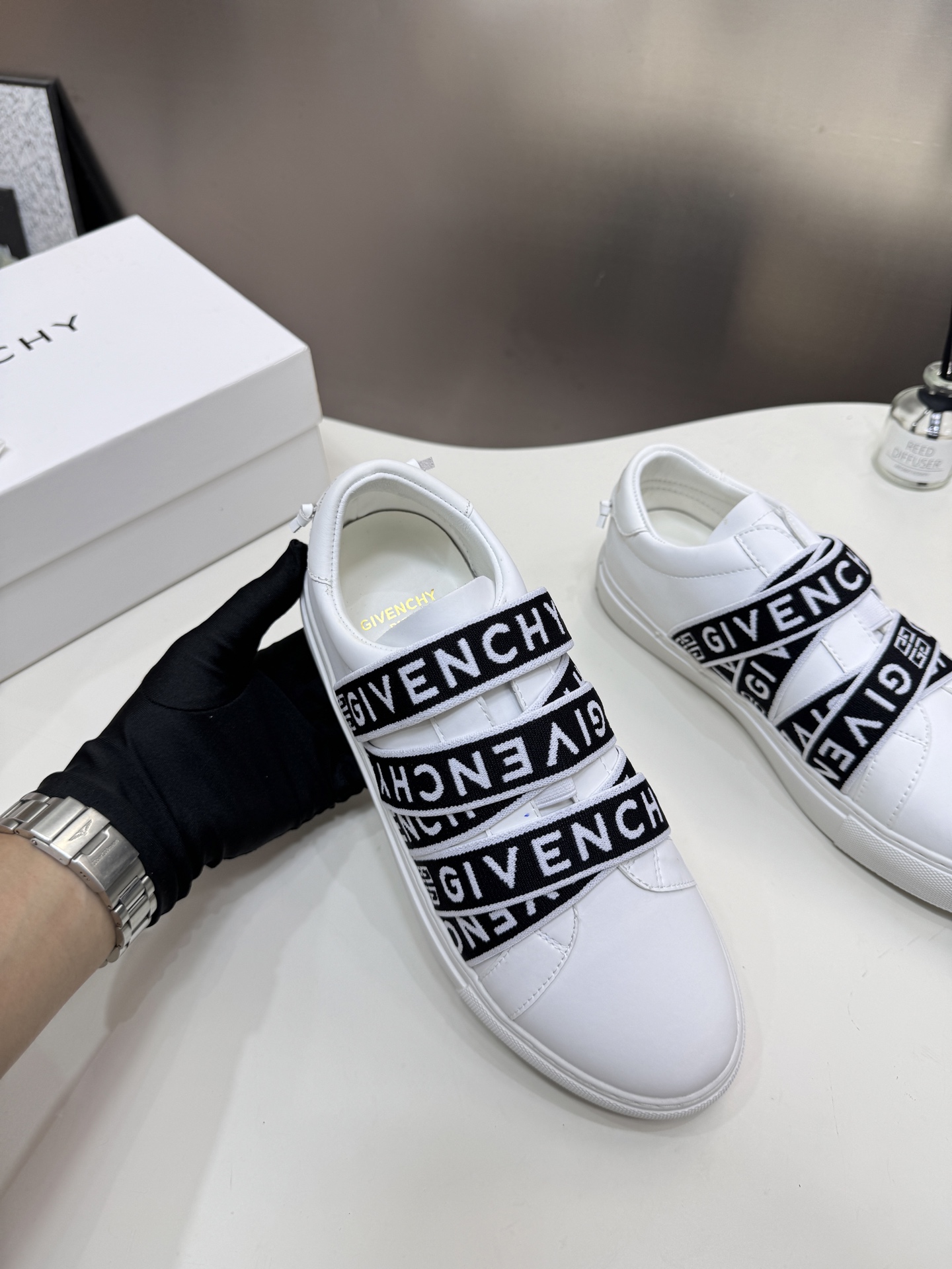 G  Thick-soled strap white sneakers.