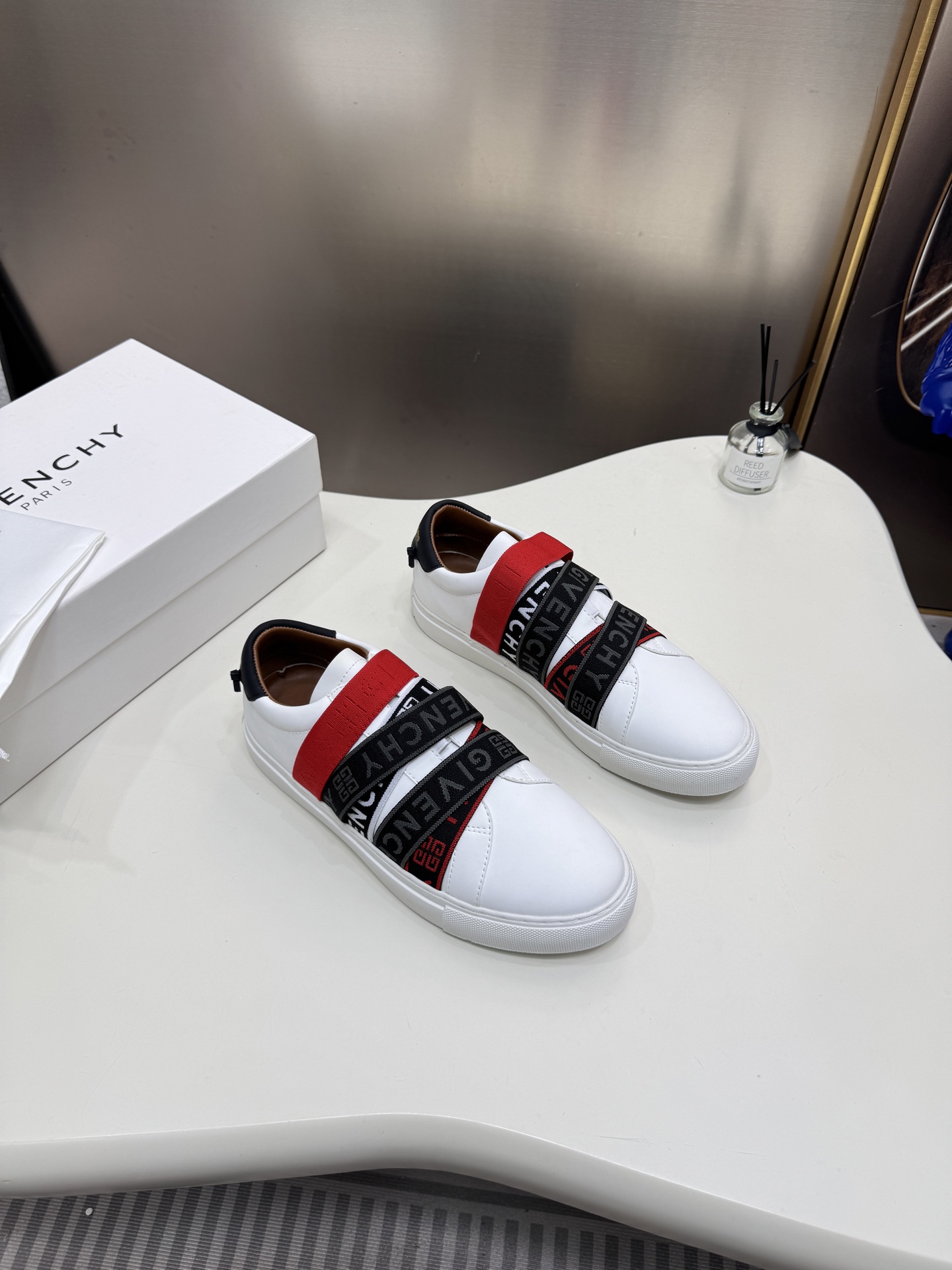 G  Thick-soled strap white sneakers.