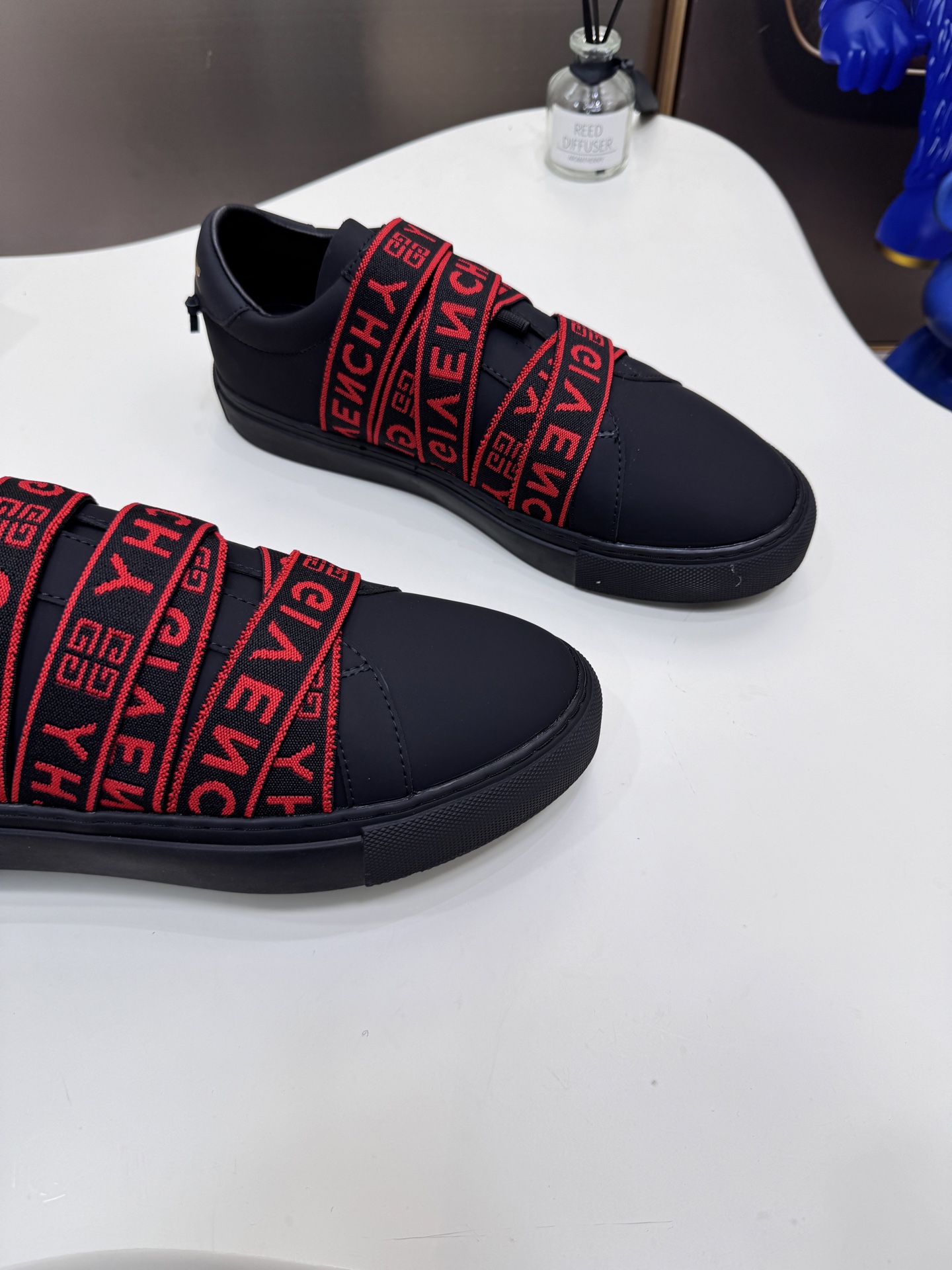 G  Thick-soled strap white sneakers.