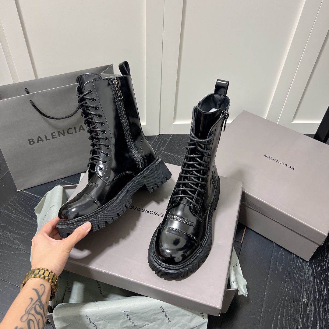 B Thick-soled lace-up martin boots.