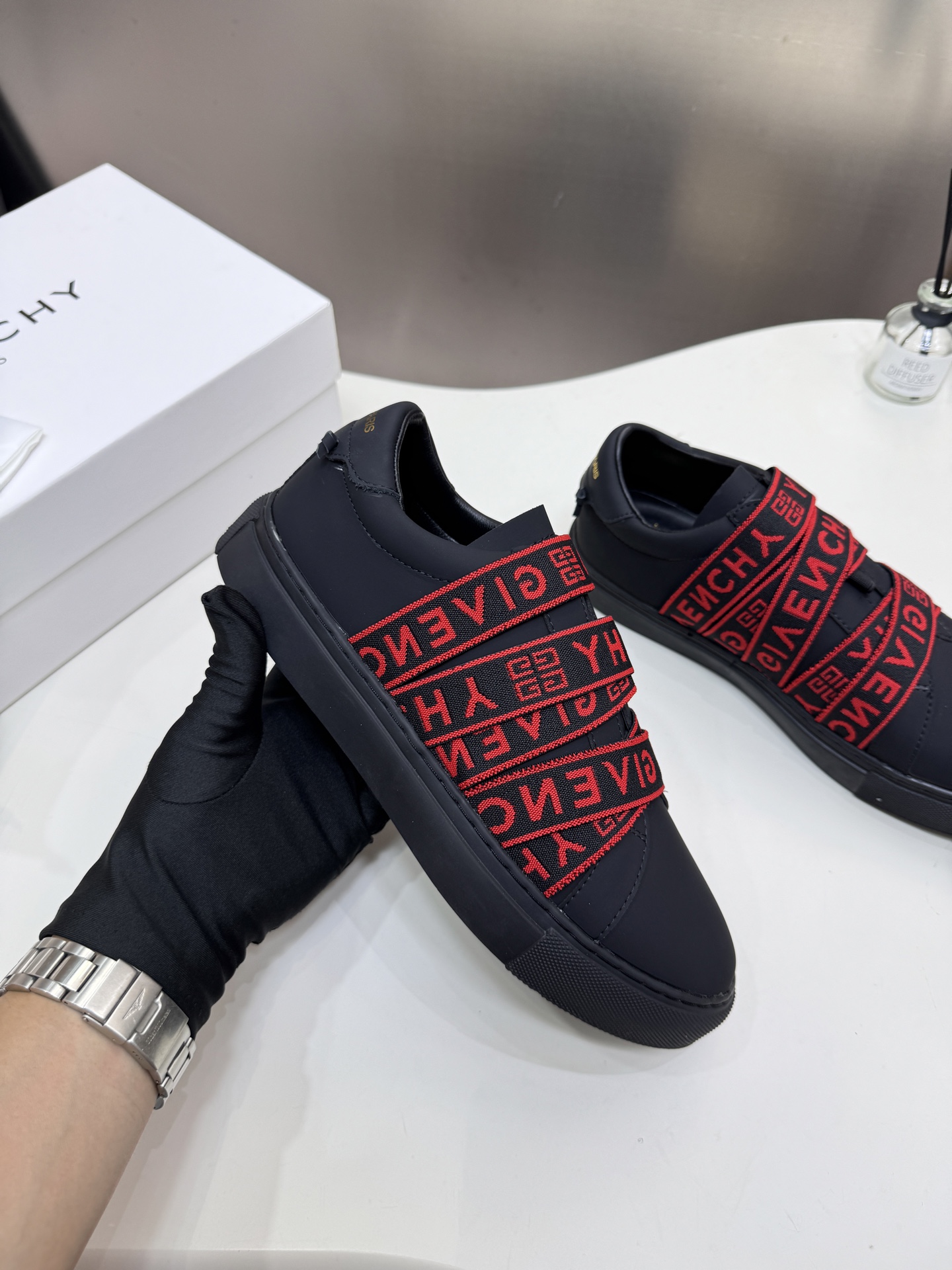 G  Thick-soled strap white sneakers.