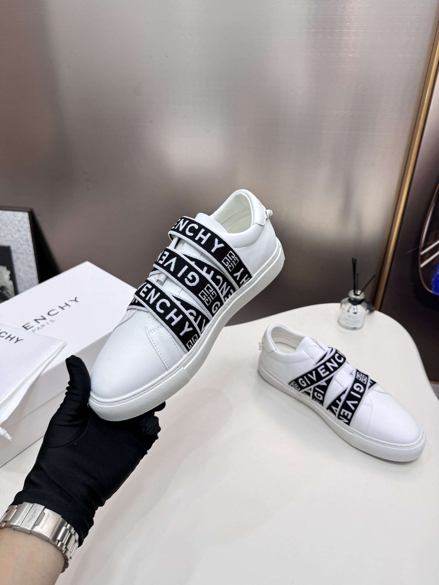 G  Thick-soled strap white sneakers.