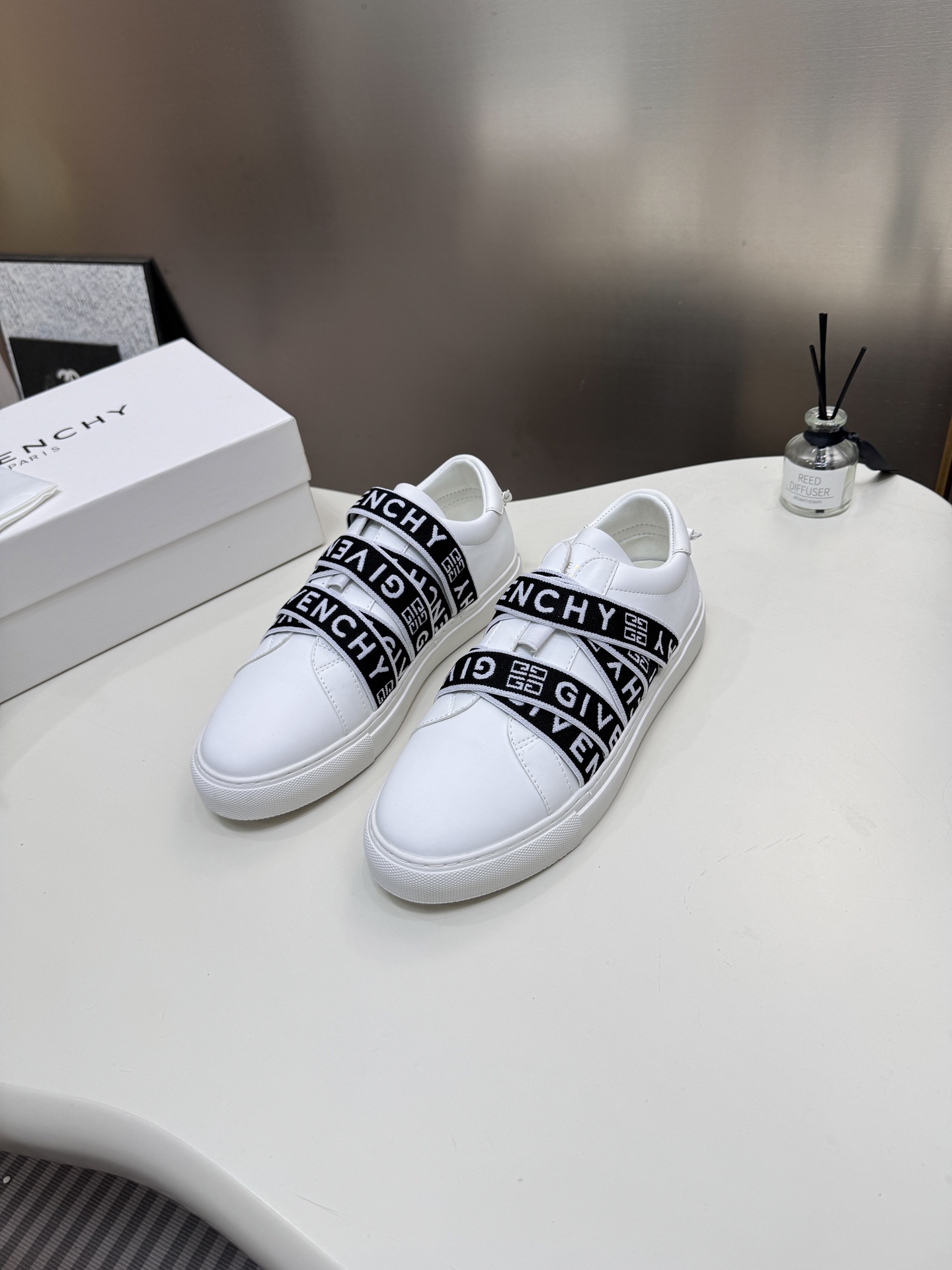 G  Thick-soled strap white sneakers.
