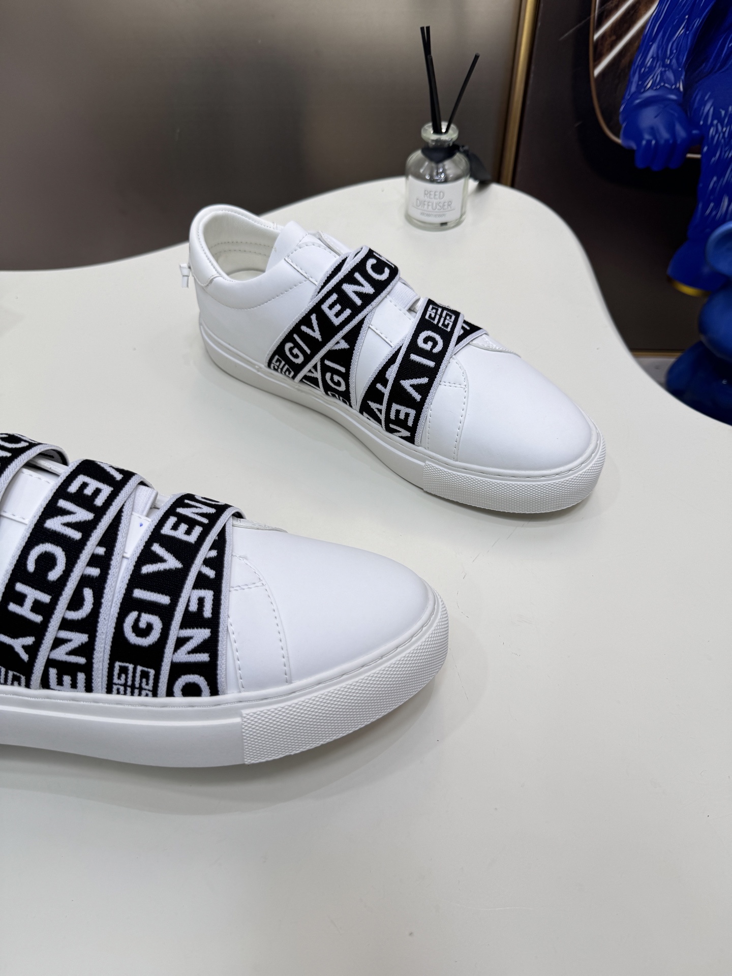 G  Thick-soled strap white sneakers.