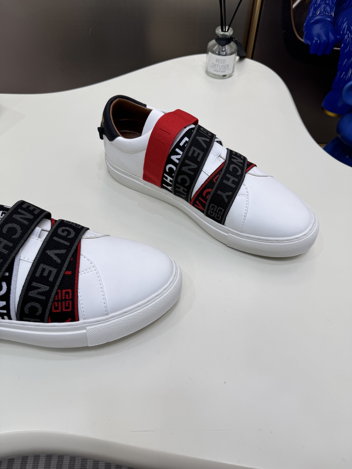 G  Thick-soled strap white sneakers.