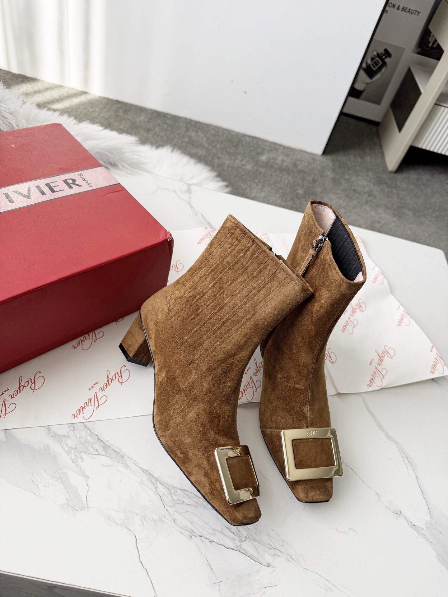 R design metal buckle Chelsea boots