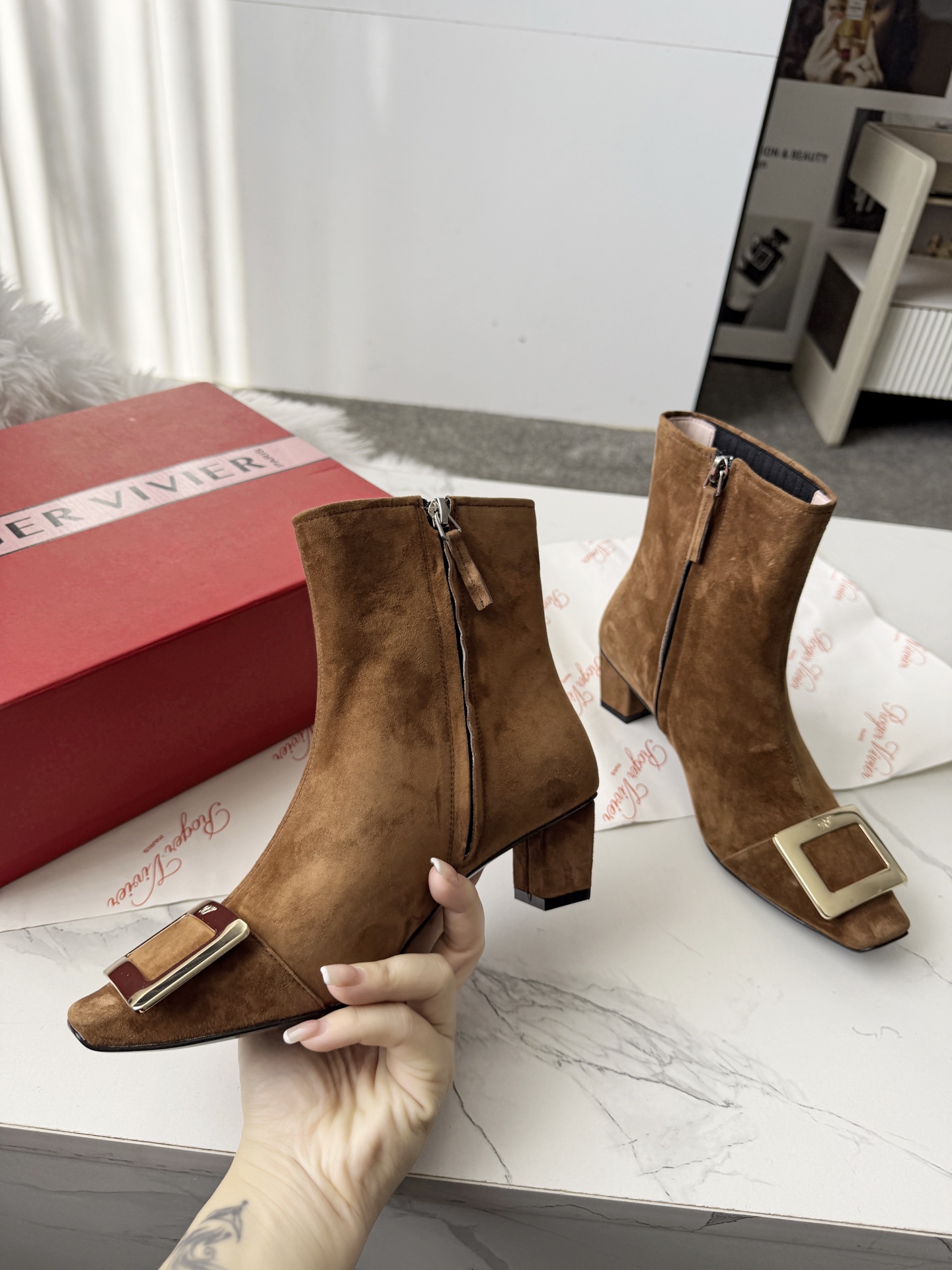 R design metal buckle Chelsea boots