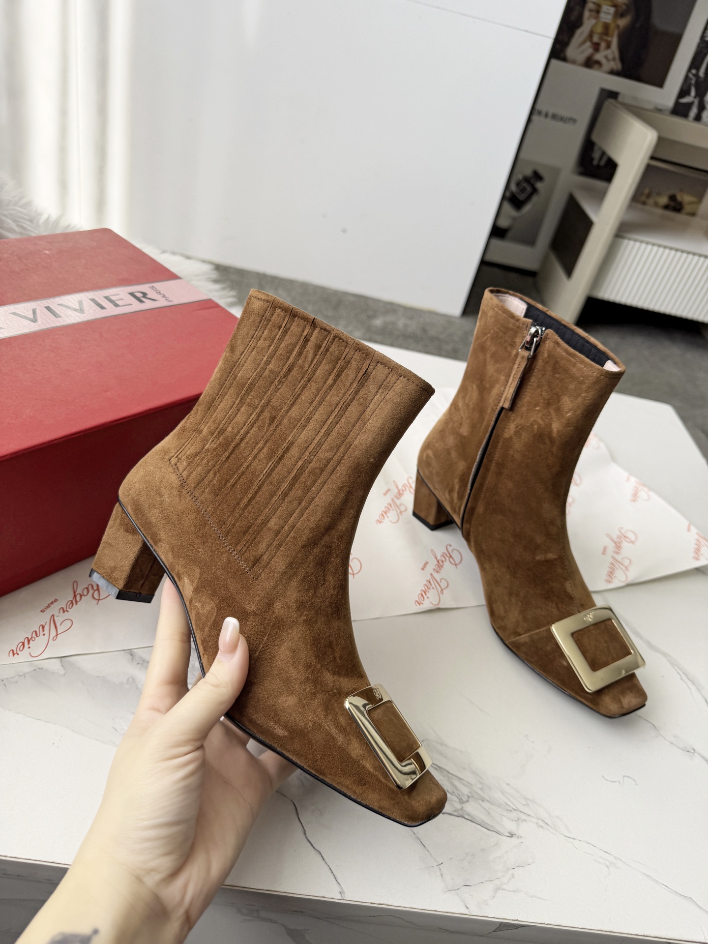 R design metal buckle Chelsea boots