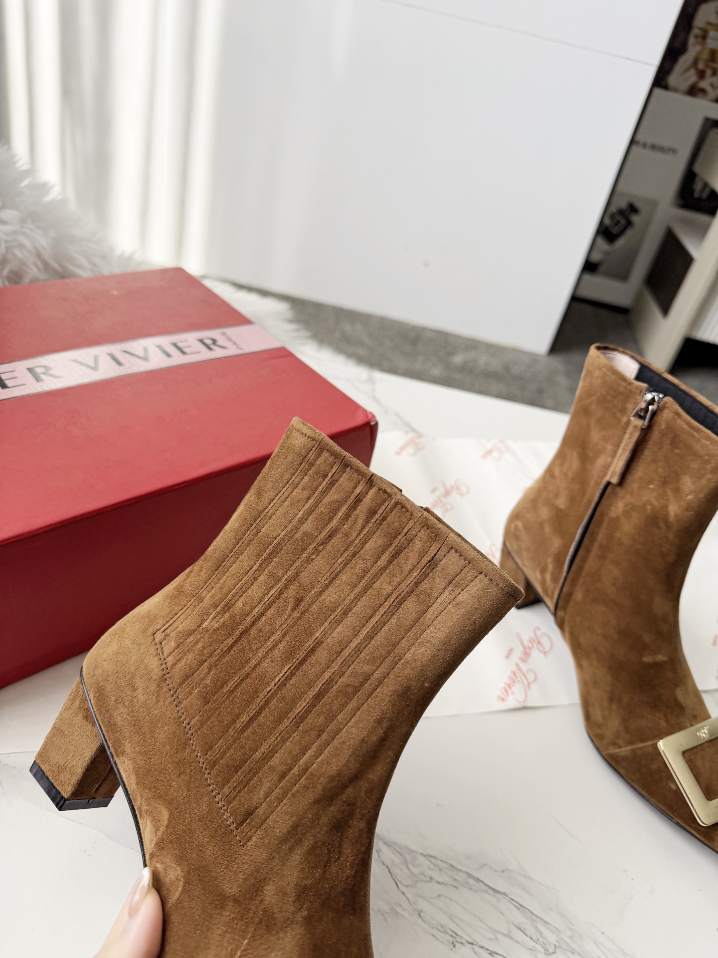 R design metal buckle Chelsea boots