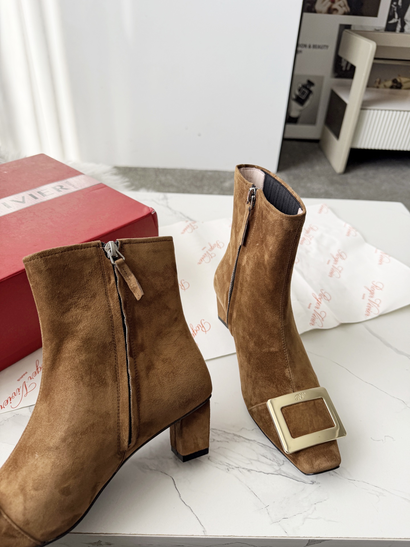 R design metal buckle Chelsea boots