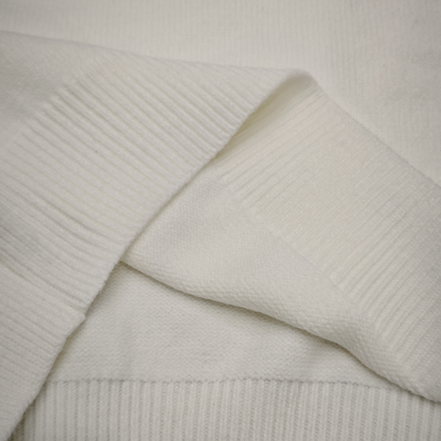 D Fashionable high-end women's round neck long sleeved wool sweater