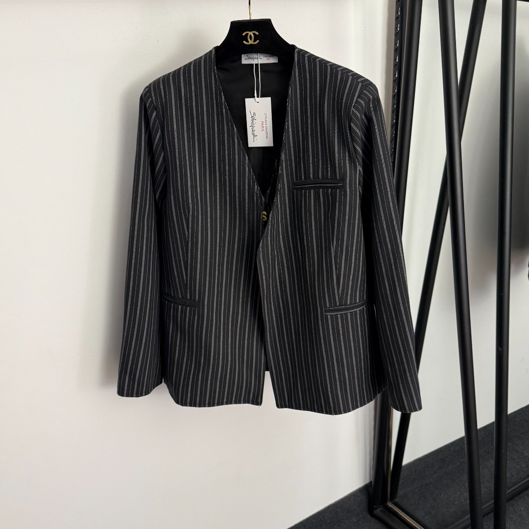 S V-neck long sleeved striped suit jacket