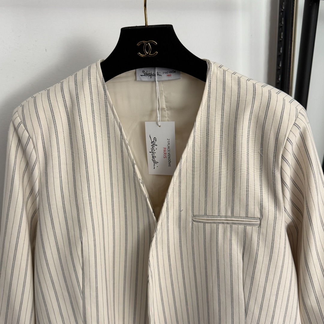S V-neck long sleeved striped suit jacket