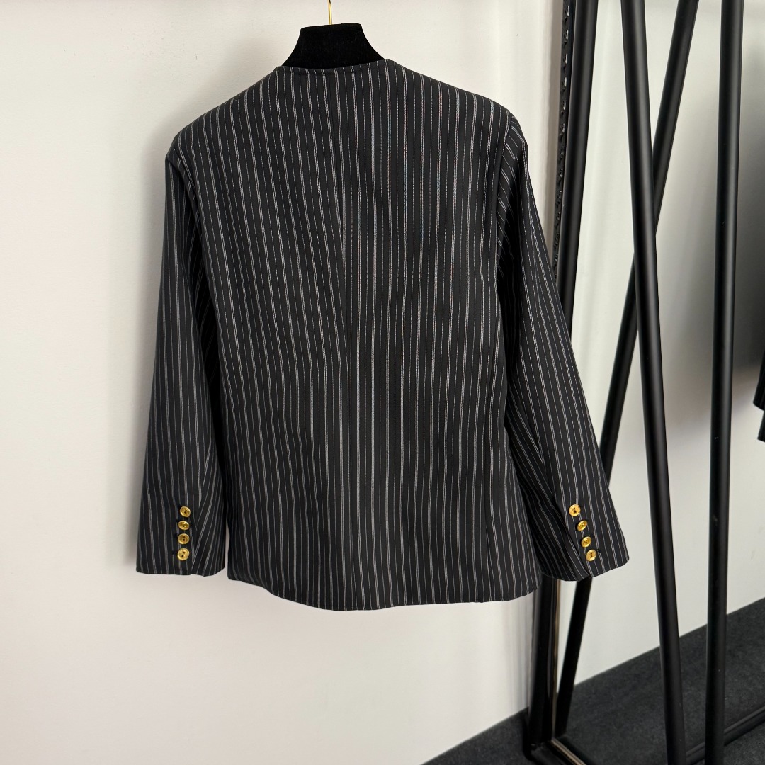S V-neck long sleeved striped suit jacket