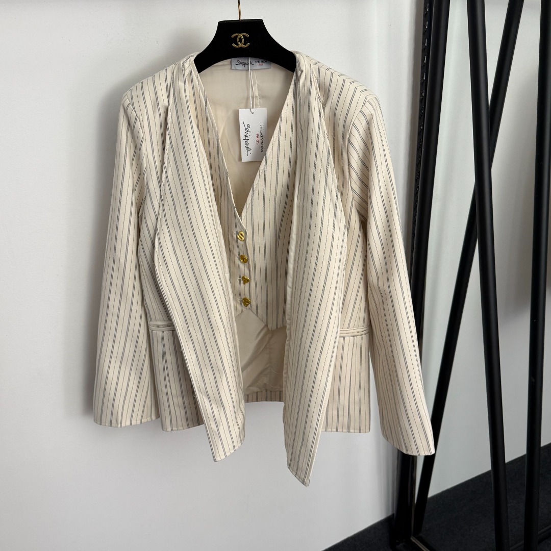 S V-neck long sleeved striped suit jacket
