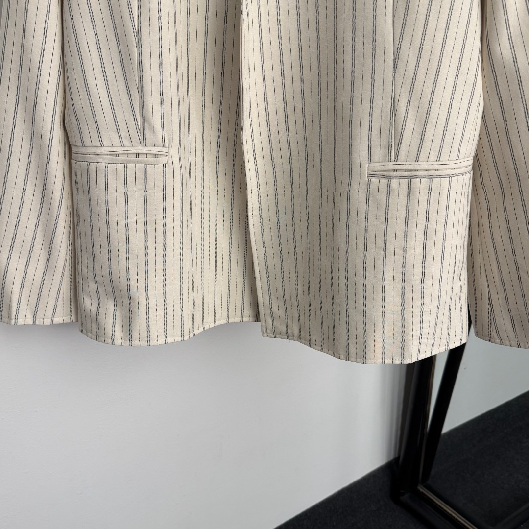 S V-neck long sleeved striped suit jacket