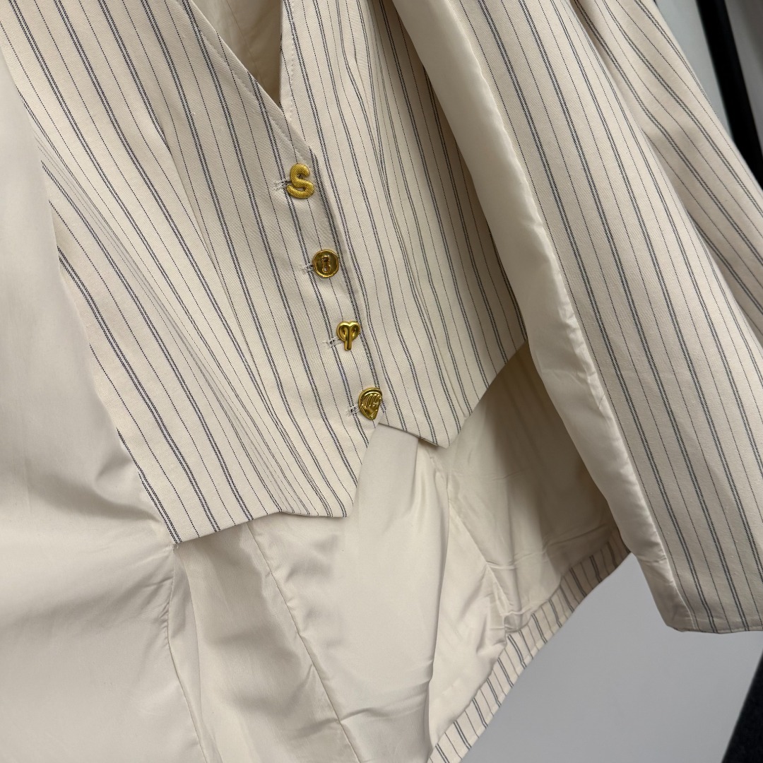 S V-neck long sleeved striped suit jacket