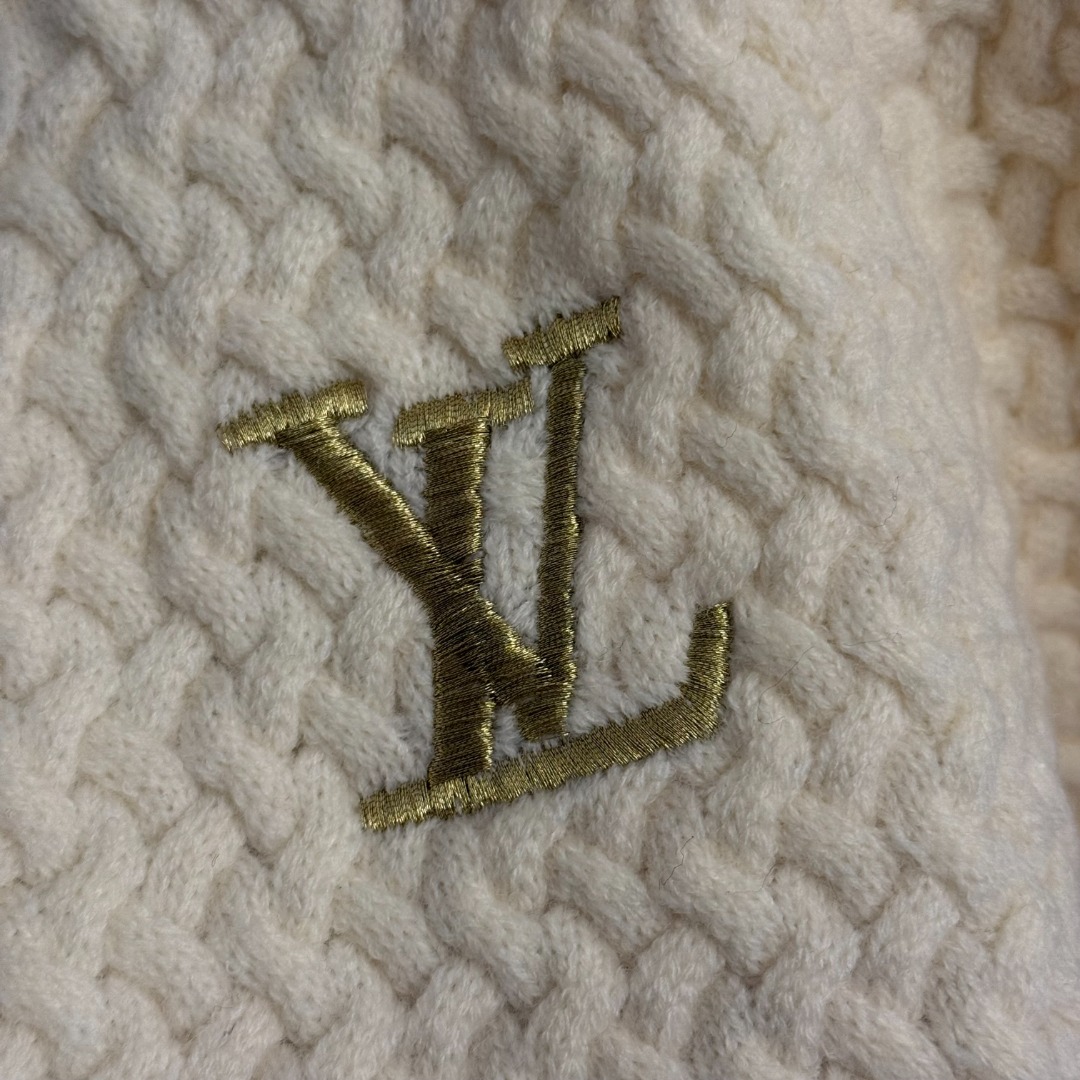 L Embroidered single breasted long sleeved knitted cardigan