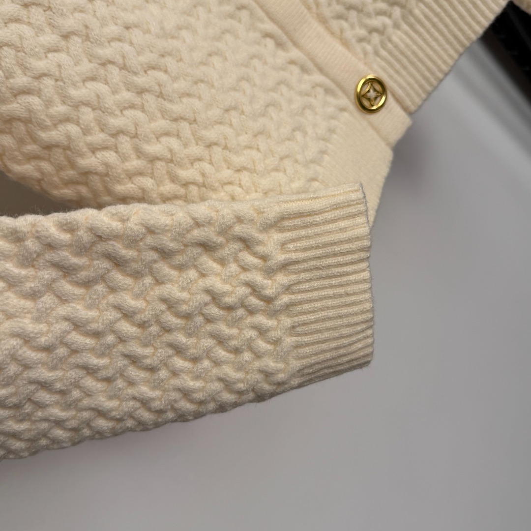 L Embroidered single breasted long sleeved knitted cardigan