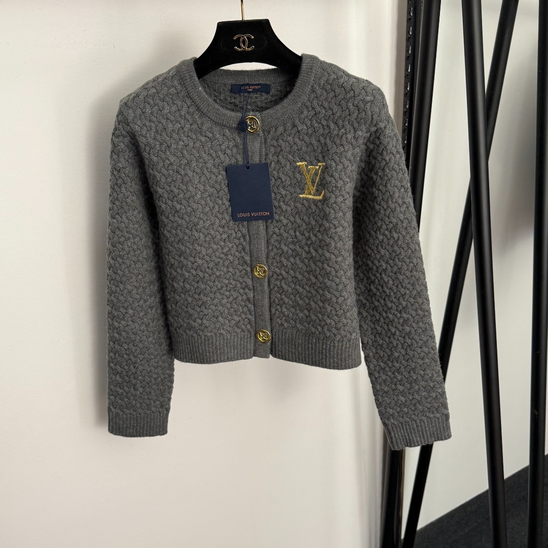 L Embroidered single breasted long sleeved knitted cardigan