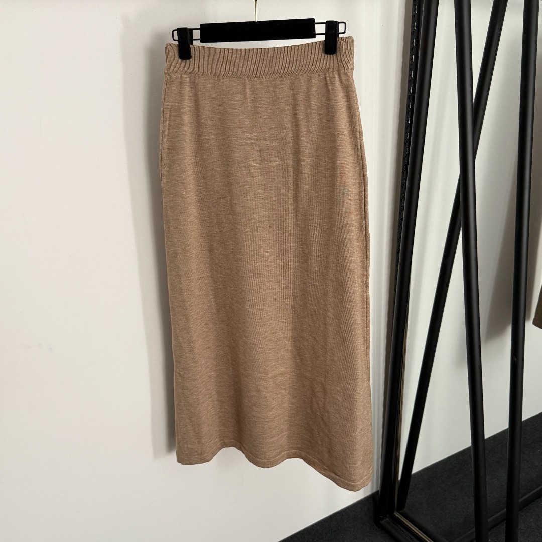 L 2 set Knitted cardigan+high waisted knitted skirt