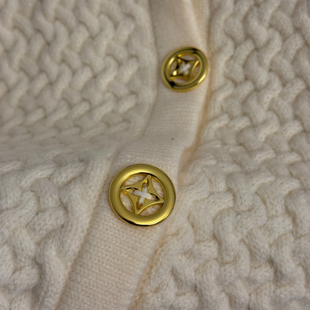 L Embroidered single breasted long sleeved knitted cardigan