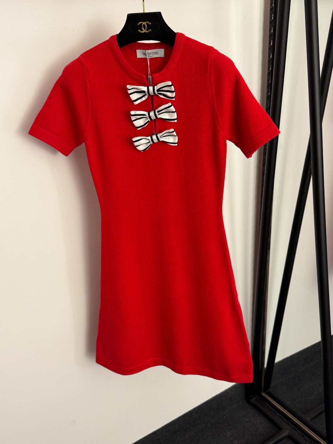 V short-sleeved dress